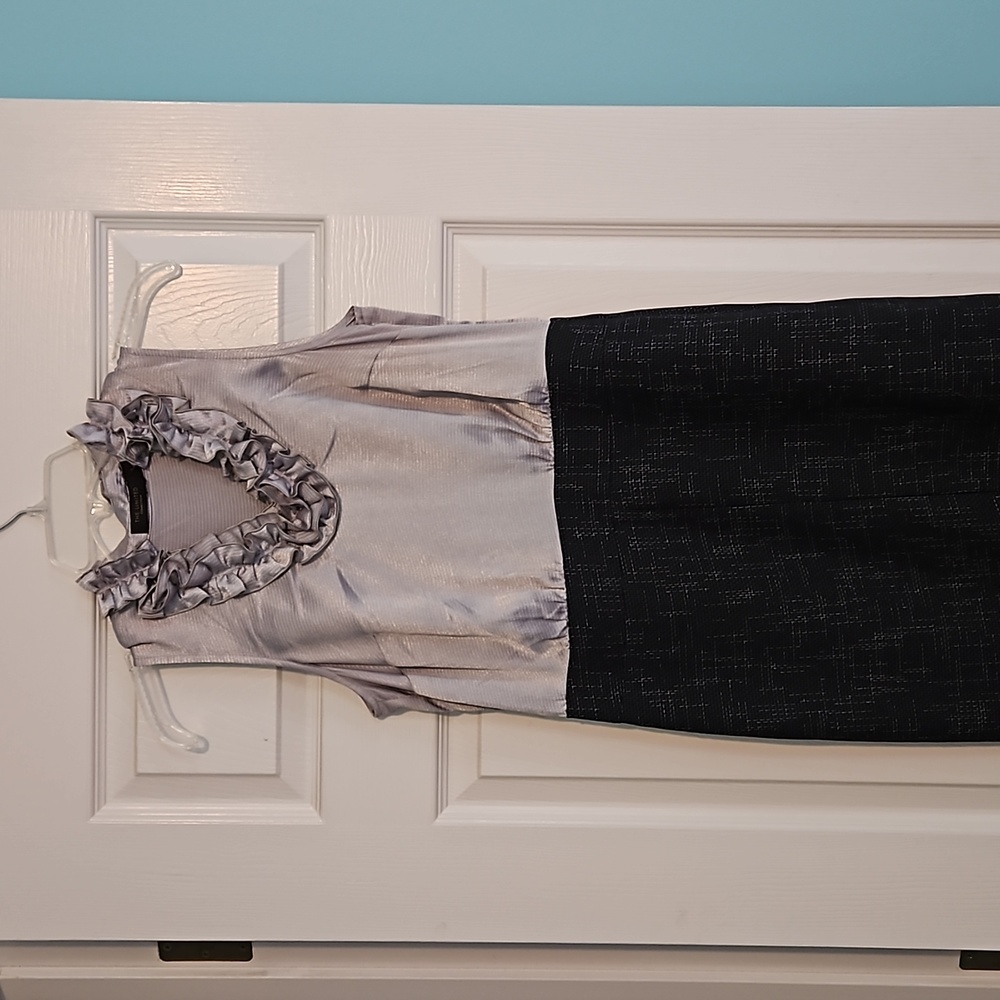 The Limited size 8 navy and silver vneck